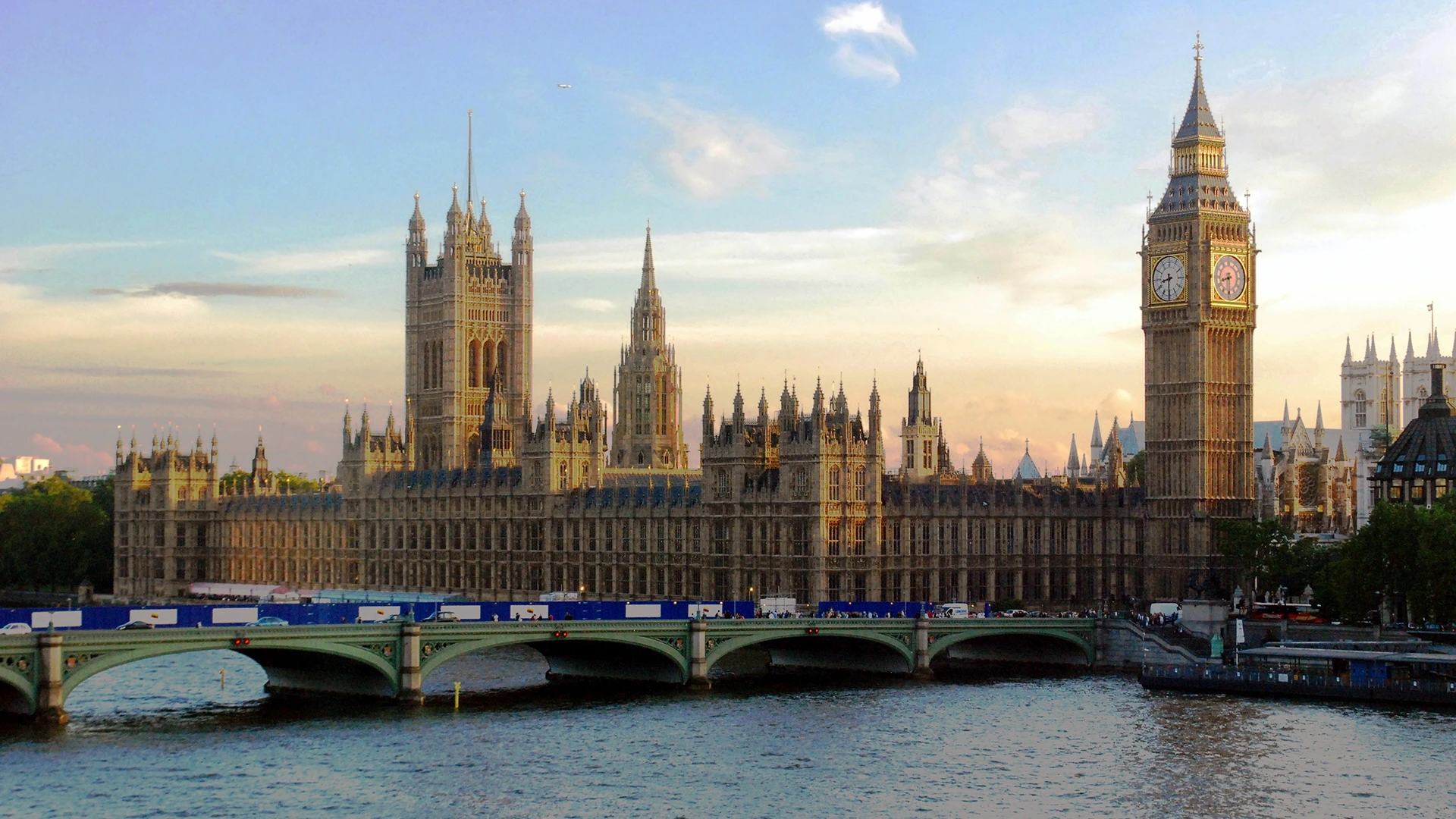 Big Ben clock tower stands prominently in the background against a clear blue sky.